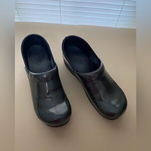 Dansko metallic clogs- like new